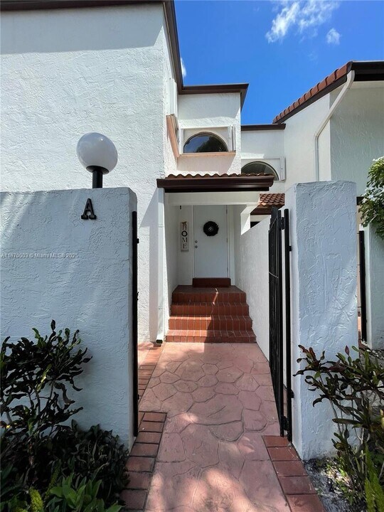 1301 SW 124th Ct in Miami, FL - Foto de edificio