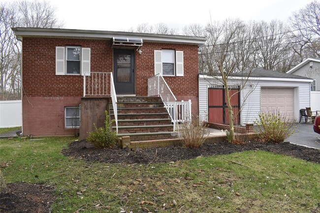 46 Port Ave in Ronkonkoma, NY - Building Photo - Building Photo