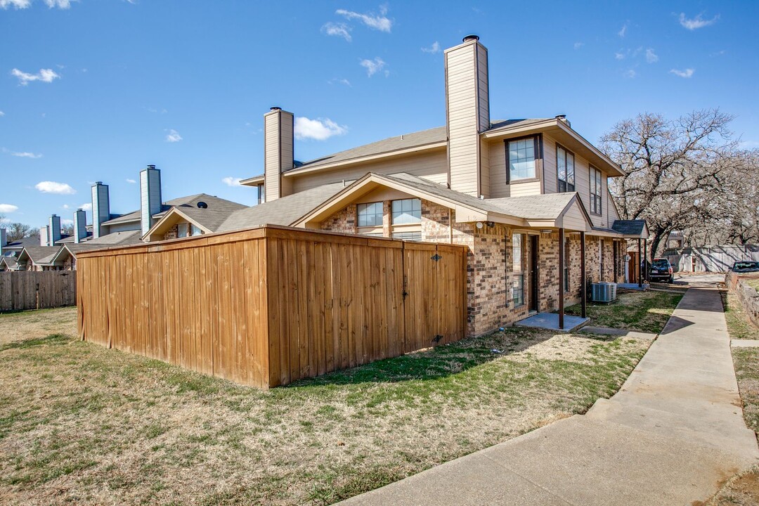 113 Peachtree Ct in Kennedale, TX - Building Photo