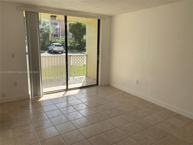 8075 NW 7th St in Miami, FL - Building Photo - Building Photo