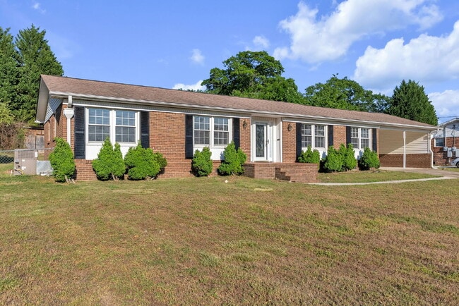 4 Dickens Ln in Taylors, SC - Building Photo - Building Photo
