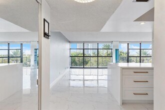 600 Parkview Dr, Unit 509 in Hallandale Beach, FL - Foto de edificio - Building Photo