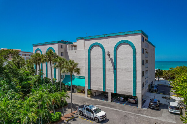 Sand Pebble Resort in Treasure Island, FL - Foto de edificio - Building Photo