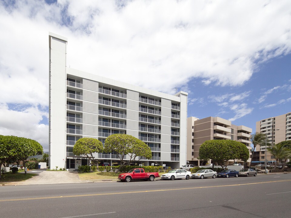 East Lake Apartments in Honolulu, HI - Building Photo