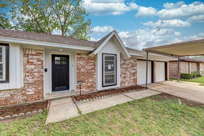 1109 E Columbia Ln in Deer Park, TX - Building Photo - Building Photo