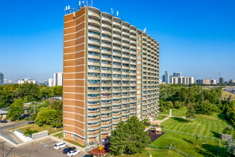 135 Fenelon Drive in Toronto, ON - Building Photo - Building Photo