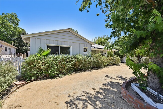 10904 Zelzah Ave in Granada Hills, CA - Building Photo - Building Photo