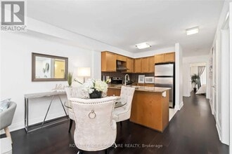 320 John St. in Markham, ON - Building Photo - Building Photo