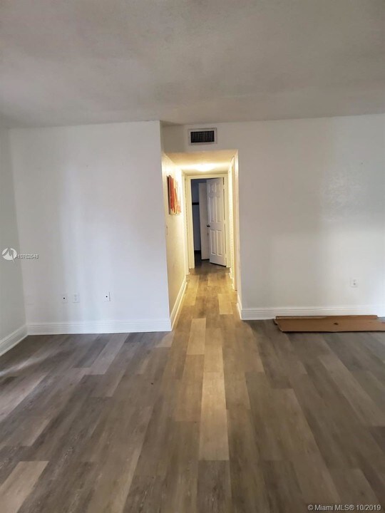 5701 W 25th Ct-Unit -112 in Hialeah, FL - Foto de edificio