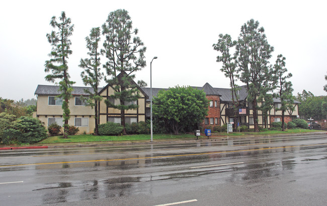 Devon Tower Apartment in Chatsworth, CA - Foto de edificio - Building Photo