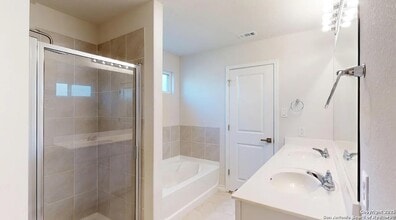 22018 Backspin, Unit 13 in San Antonio, TX - Building Photo - Building Photo