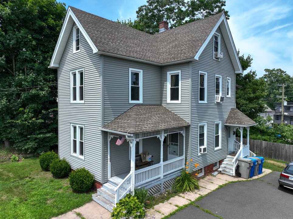 60 Divinity St in Bristol, CT - Building Photo