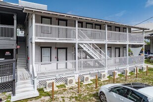 Studio Bed/1 Bath - Unit 1 in St. Petersburg, FL - Building Photo
