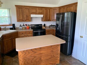 676 Maplewood Dr in Stephenville, TX - Building Photo - Building Photo