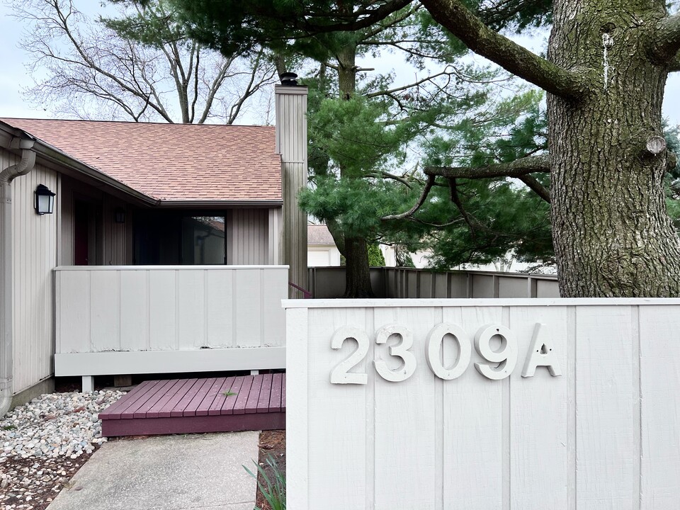 2309 Melrose Dr, Unit A in Champaign, IL - Building Photo