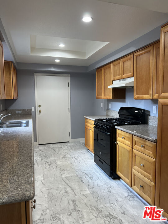 7639 Kester Ave in Los Angeles, CA - Foto de edificio - Building Photo