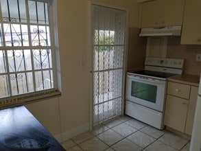 1380 NW 25th St in Miami, FL - Building Photo - Building Photo