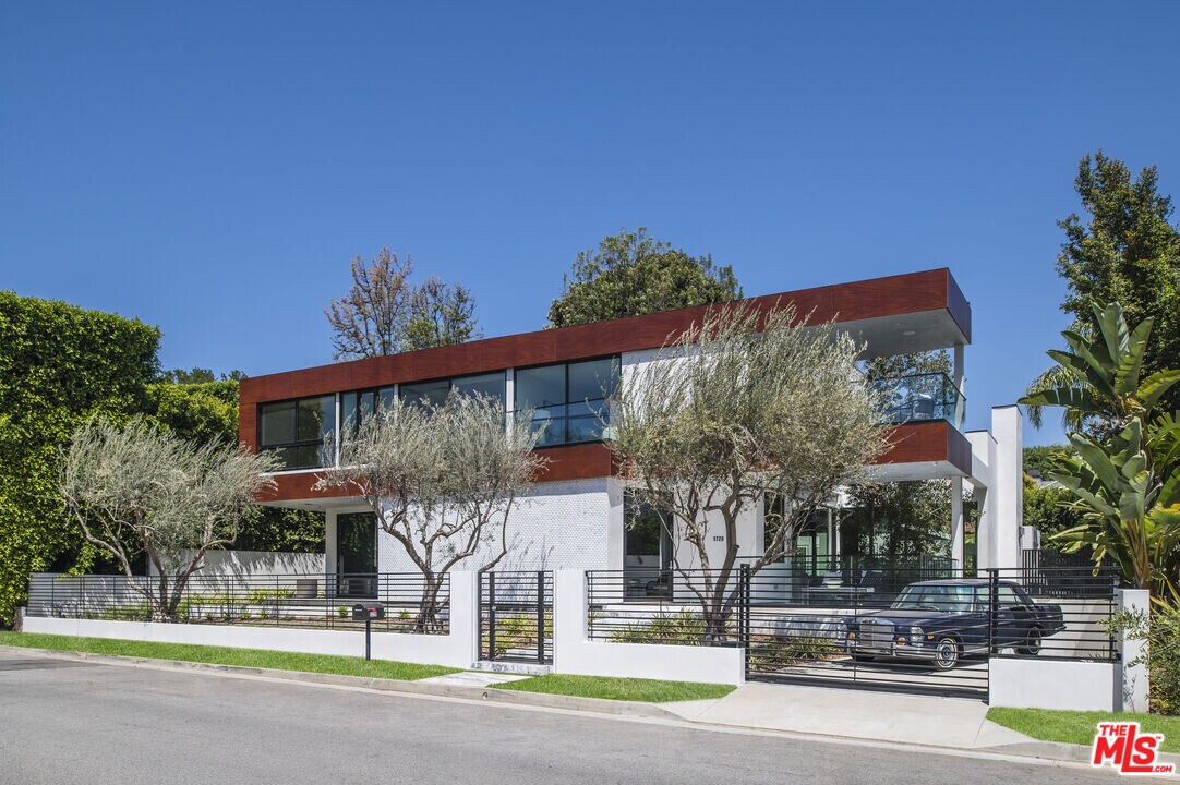 1729 Angelo Dr in Beverly Hills, CA - Building Photo