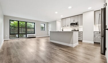 The Residences at Capital Crescent Trail in Bethesda, MD - Foto de edificio - Building Photo