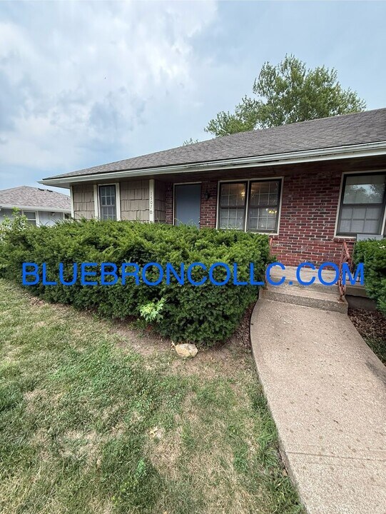1507 NE White Dr in Lee's Summit, MO - Foto de edificio