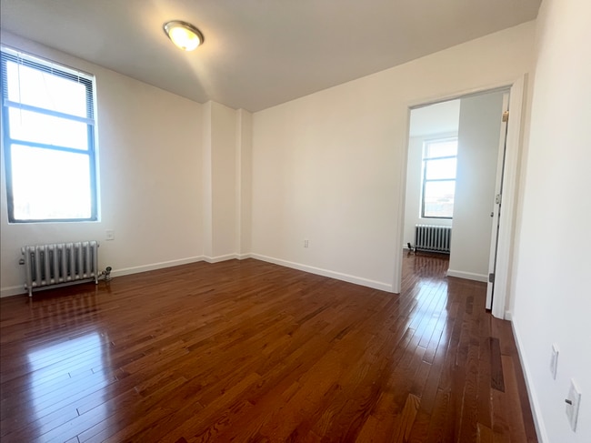 3220 35th St, Unit 2 in Astoria, NY - Building Photo - Building Photo