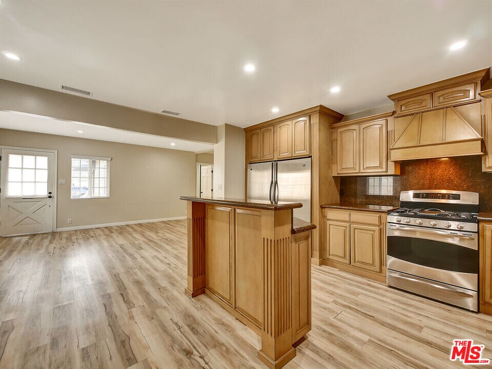 5341 Strohm Ave in Los Angeles, CA - Building Photo