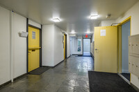 Oak Tree Apartments in Van Nuys, CA - Building Photo - Lobby