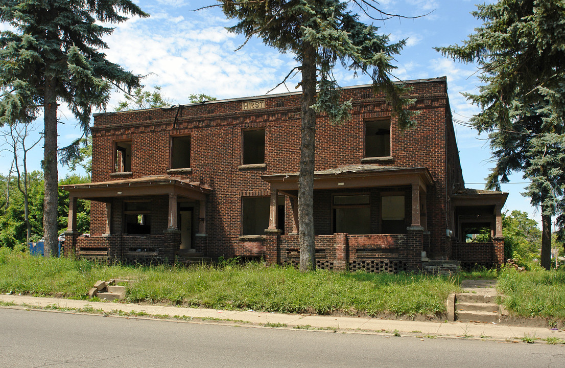 2021 Hillman St in Youngstown, OH - Foto de edificio