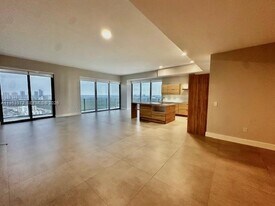 16385 Biscayne Blvd, Unit PH8 in Sunny Isles Beach, FL - Building Photo