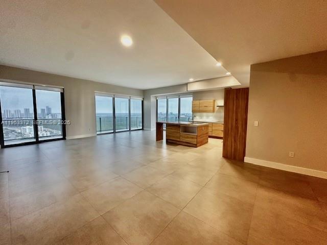 16385 Biscayne Blvd, Unit PH8 in Sunny Isles Beach, FL - Foto de edificio