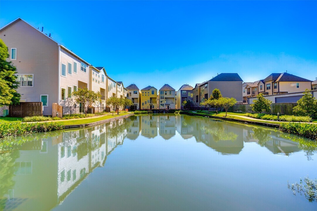 11017 Mikula Dr in Houston, TX - Building Photo