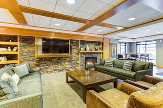 5 Central in Osseo, MN - Foto de edificio - Interior Photo