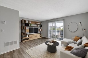 Lakeview Apartments in Franklin, IN - Building Photo