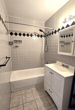 29-17 31st Ave in New York, NY - Building Photo - Building Photo