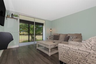 9811 N Hollybrook Lake Dr in Pembroke Pines, FL - Foto de edificio - Building Photo