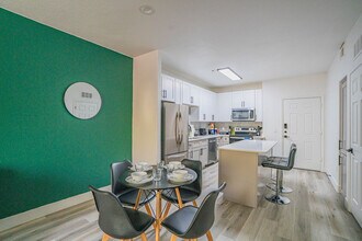 6610 N 93rd Ave in Glendale, AZ - Foto de edificio - Building Photo