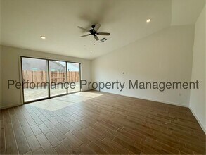 8403 Killary Hbr Ave in Bakersfield, CA - Building Photo - Building Photo