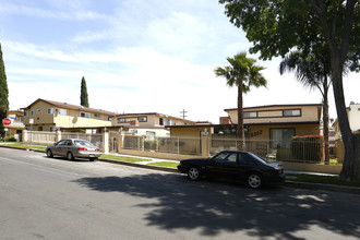 8362-8368 Amigo Ave in Northridge, CA - Building Photo - Building Photo