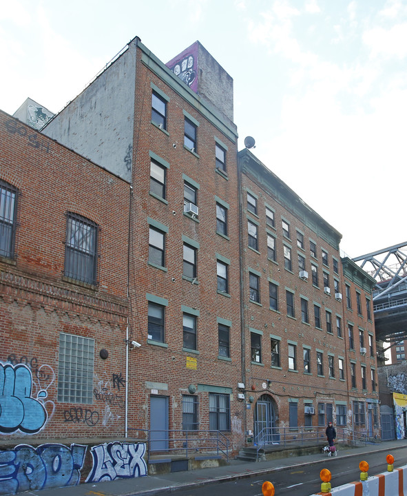 337 Kent Avenue in Brooklyn, NY - Building Photo