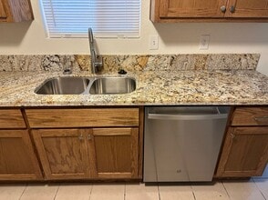 523 W Meadow Ct in Tulare, CA - Building Photo - Building Photo