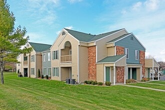 LAKE VILLAGE APARTMENTS in Port Huron, MI - Foto de edificio - Building Photo