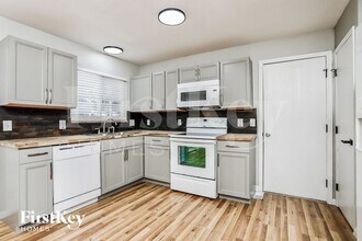 215 Coachman Way in O'Fallon, MO - Building Photo - Building Photo