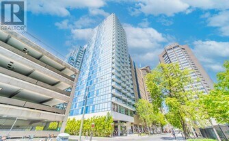 210 Simcoe St in Toronto, ON - Building Photo