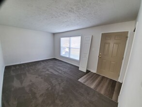 6102 Mayna Dr in Louisville, KY - Building Photo - Building Photo