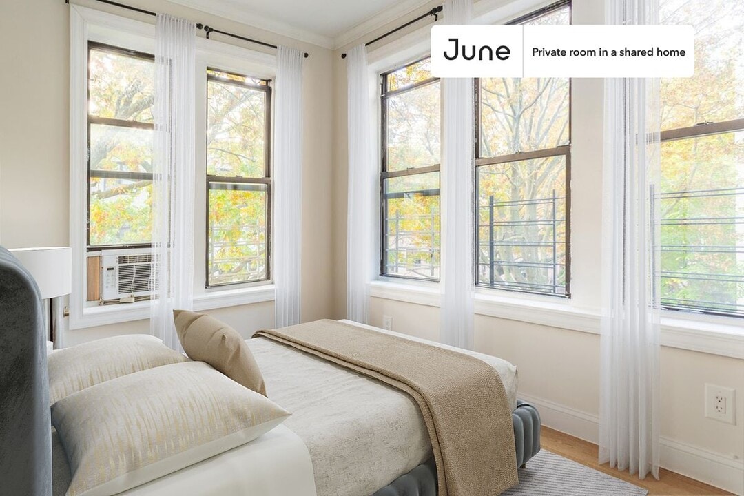Private bedroom in 4 bed/1 bath Home in New York, NY - Building Photo