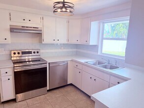 7437 Daggett Terrace in New Port Richey, FL - Building Photo - Building Photo