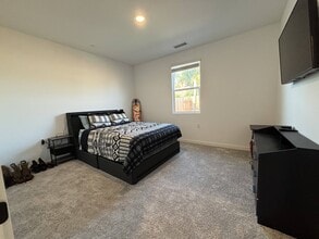 1872 W Graham St in Hanford, CA - Building Photo - Building Photo