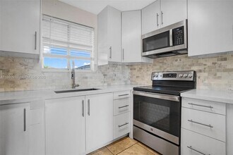 7785 W 30th Ct, Unit F210 in Hialeah, FL - Building Photo - Building Photo