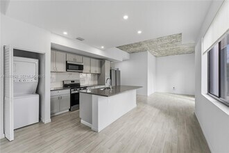 1393 NW 31st St in Miami, FL - Building Photo - Building Photo