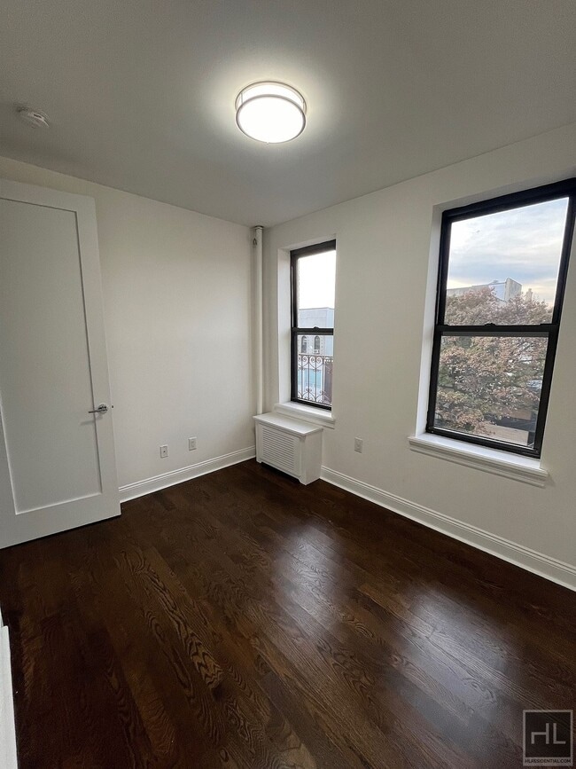 STEINWAY STREET, Unit 4F in Queens, NY - Foto de edificio - Building Photo